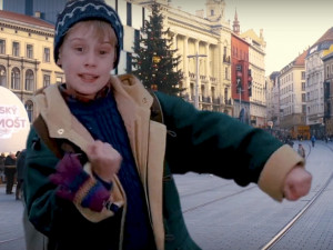 VIDEO: Autor virálních videí zase řádil! Jágr bruslí v Brně, Trump hledá ztraceného Kevina