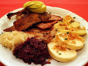 Průměrná cena oběda v ČR se vyšplhala nad stovku, Vysočina je druhým nejlevnějším krajem