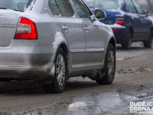 SJÍZDNOST: Silnice Vysočiny jsou po přeháňkách mokré nebo s ujetým sněhem