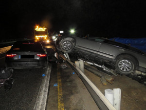 Na dálnici D1 při nehodě dvou aut zemřel jeden z cestujících. Další tři lidé se zranili