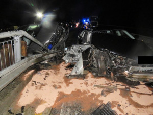 Na dálnici D1 při nehodě dvou aut zemřel jeden z cestujících. Další tři lidé se zranili