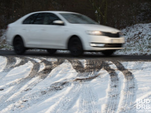 SJÍZDNOST: Na Žďársku jsou silnice stále místy zledovatělé. Bude až deset stupňů