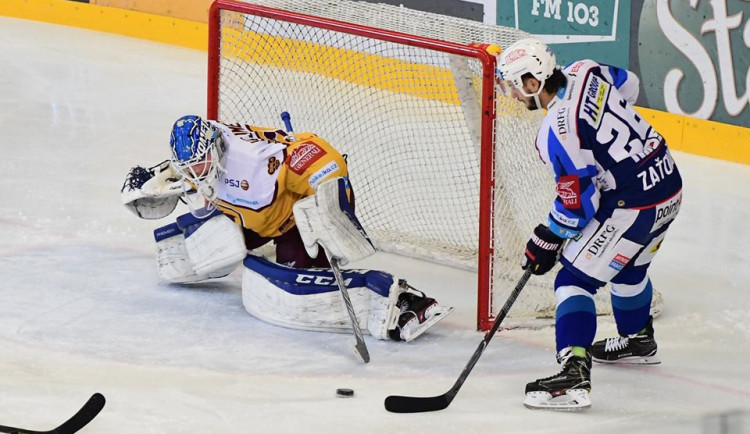 Bod z ledu mistra. Dukla dotáhla zápas v Brně do prodloužení, v něm inkasovala z nájezdu