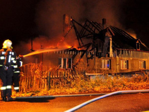 V Řídelově na Jihlavsku začal v sobotu dopoledne hořet dům, nikdo není zraněn