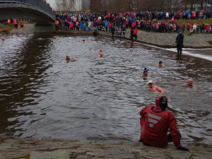 FOTO: Desítky otužilců se na Nový rok již podesáté koupaly v řece Jihlavě. Letos měla necelé 3 stupně