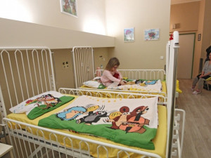 Malí pacienti v jihlavské nemocnici mají nový pokoj. Na povlečení i obrázcích je potěší krteček