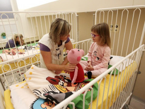 Malí pacienti v jihlavské nemocnici mají nový pokoj. Na povlečení i obrázcích je potěší krteček