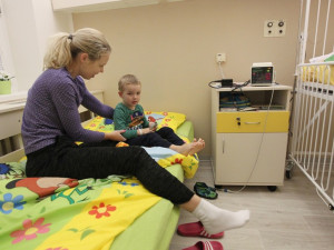 Malí pacienti v jihlavské nemocnici mají nový pokoj. Na povlečení i obrázcích je potěší krteček