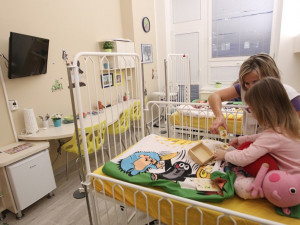 Malí pacienti v jihlavské nemocnici mají nový pokoj. Na povlečení i obrázcích je potěší krteček