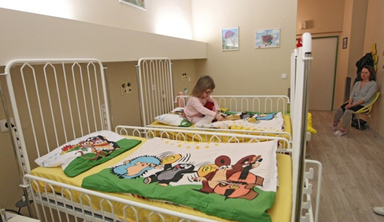 Malí pacienti v jihlavské nemocnici mají nový pokoj. Na povlečení i obrázcích je potěší krteček
