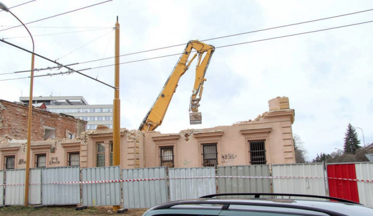 V areálu bývalých Štefánikových kasáren je k vidění bagr s jeřábem. Demolice pokračuje
