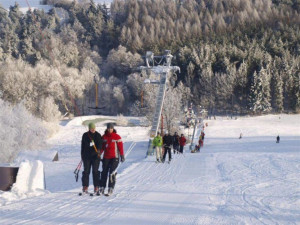 LYŽOVÁNÍ NA VYSOČINĚ: V provozu je šest sjezdovek. Šacberk hlásí půl metru sněhu