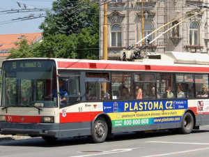 Muž v Jihlavě hodil na projíždějící trolejbus kámen. Škoda je kolem třiceti tisíc korun