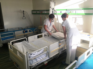 FOTO: Pacienti v jihlavské nemocnici se budou uzdravovat na nových postelích a matracích