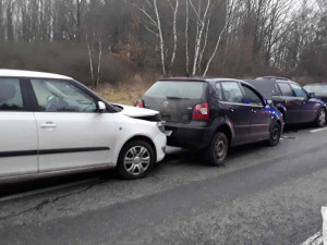 FOTO: Nedaleko Kostelce se opět bouralo. Nehoda čtyř aut se obešla bez zranění