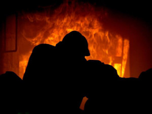 Boj s hořící skládkou drti na Pelhřimovsku pokračuje. Na místě se střídají hasičské jednotky