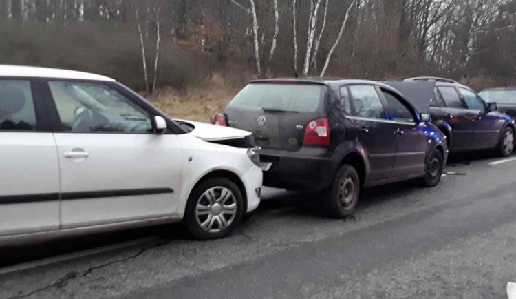 Nedaleko Kostelce se opět bouralo. Nehoda čtyř aut se obešla bez zranění