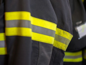 Požár v Nové Cerekvi, den pátý: Skládka dál hoří, škodliviny hasiči nenaměřili
