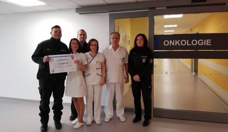 Téměř čtyřiapadesát tisíc putuje na jihlavskou onkologii. Dar je od policistů z Vysočiny