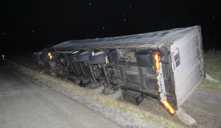 Opilý řidič řádil na D1. Narazil do billboardu a skončil na boku, škoda je skoro půl milionu