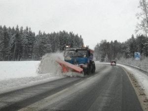 SJÍZDNOST: Na silnicích Vysočiny musí řidiči jezdit opatrně. Nasněžilo a fouká vítr