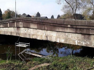 V Mírovce zavřeli most přes řeku Šlapanku. Zničili ho řidiči těžké dopravy