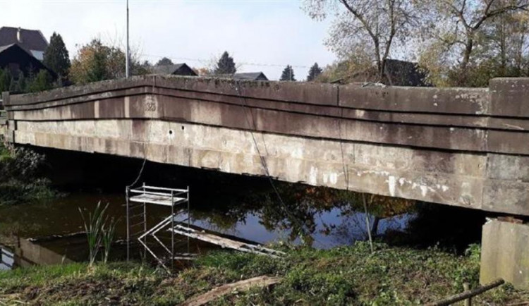 V Mírovce zavřeli most přes řeku Šlapanku. Zničili ho řidiči těžké dopravy