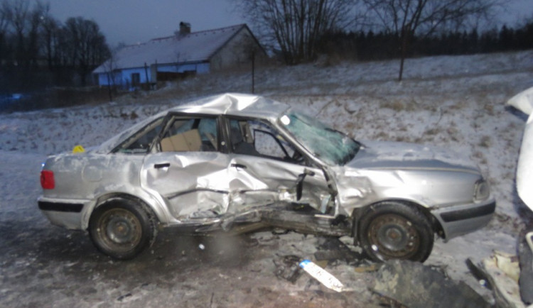 Řidička dostala u Prostředkovic smyk a po střetu s protijedoucím vozidlem je těžce zraněná