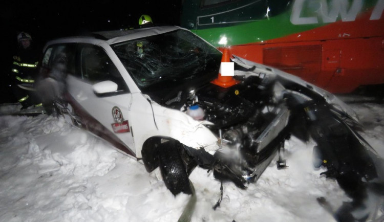 Na železničním přejezdu u Nové Pece došlo ke střetu vlaku s osobním automobilem
