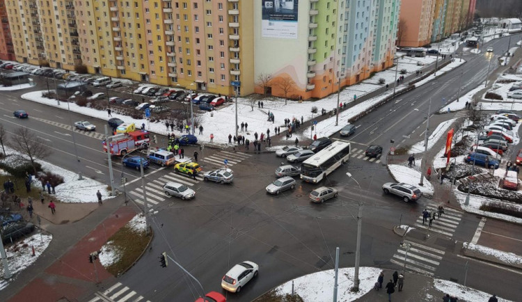 AKTUALIZOVÁNO: Na Máji došlo ke srážce dvou aut, při které utrpěly zranění děti stojící u přechodu pro chodce