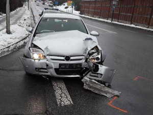 FOTO: Ráno se v Třebíči střetl autobus s osobním autem. V péči zdravotníků skončilo tříleté dítě