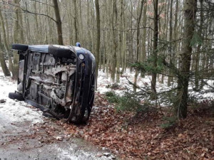 FOTO: Řidič osobního auta havaroval u Želiva. Převrátil se na bok a zranil se