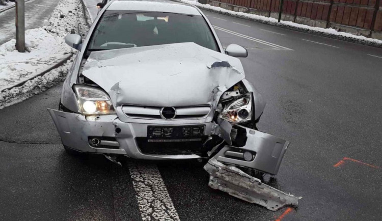 Ráno se v Třebíči střetl autobus s osobním autem. V péči zdravotníků skončilo tříleté dítě