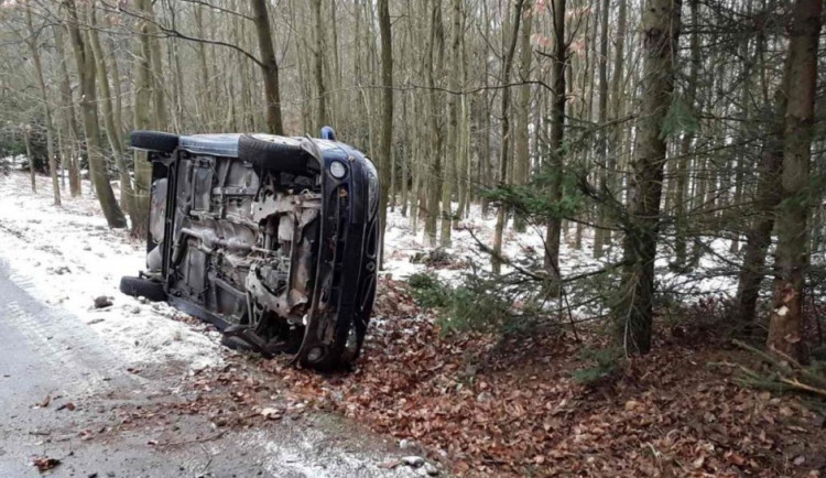 Řidič osobního auta havaroval u Želiva. Převrátil se na bok a zranil se