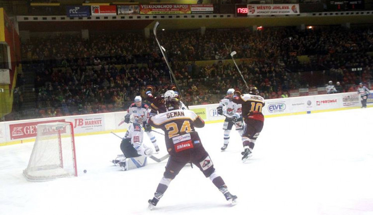 Dukla znovu na tři body! Na Horáckém zimním stadionu udolala Chomutov 3:2