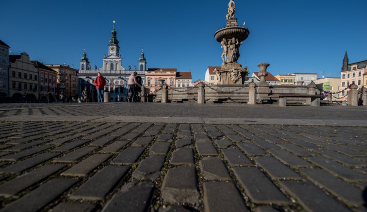 Po odstranění unikátního kluziště kolem Samsonovy kašny zůstala zvlněná vzácná dlažba