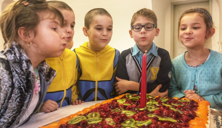 Temelínští školáci dostali vysvědčení u jaderného reaktoru. A nechyběla sladká odměna