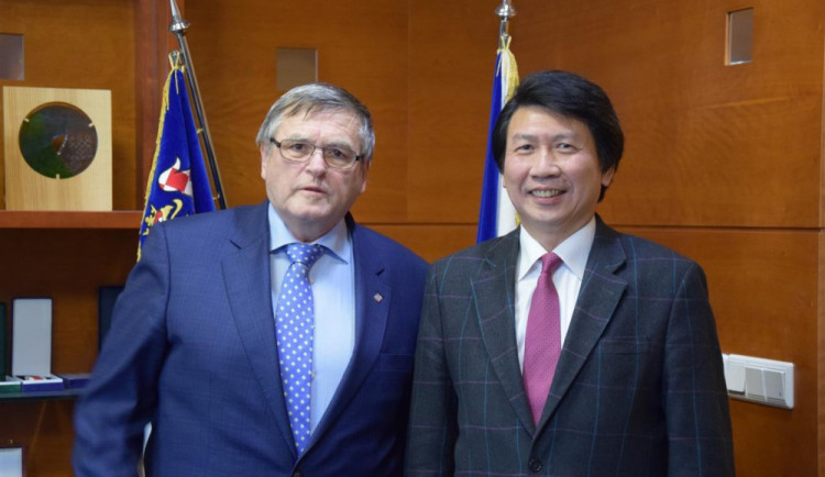 Hejtman Vysočiny Jiří Běhounek  a zastupitel Tchaj-wanu Chung I-Wang