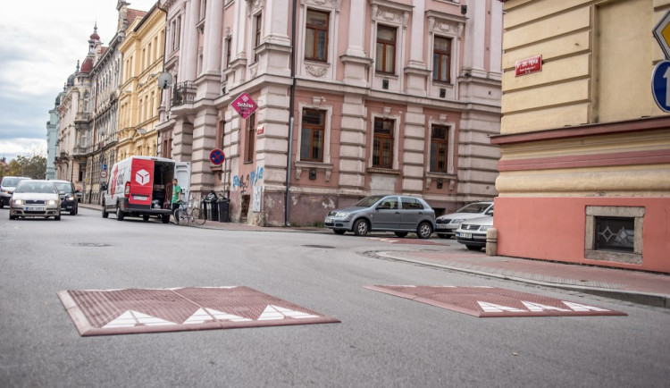 ANKETA: Zpomalovací polštáře v budějckých ulicích mají pomáhat. Řidičům ale vadí