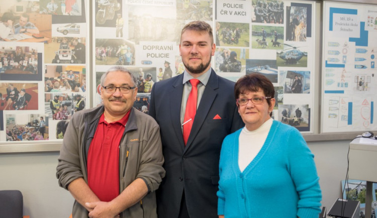 FOTO: Mladý Gentleman silnic z Budějc pomohl řidiči hořícího auta