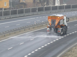 SJÍZDNOST: Na některých silnicích Vysočiny je náledí, hlavní tahy jsou holé