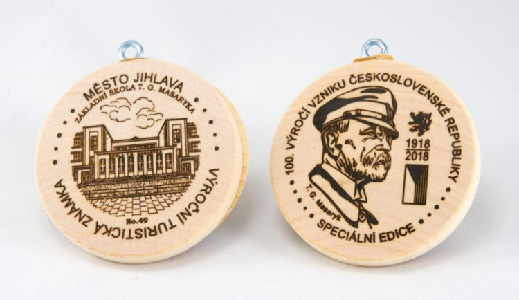 Výroční turistická známka zobrazuje jihlavskou základní školu T. G. Masaryka 