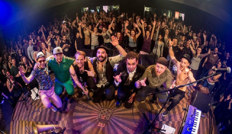 Křtiny, punk, techno a mnohem víc. Velbloud nabízí nadupaný program