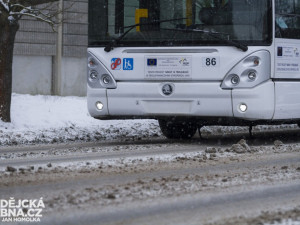 SJÍZDNOST: Na silnicích dnes opatrně. Náledí se Vysočině vyhnulo