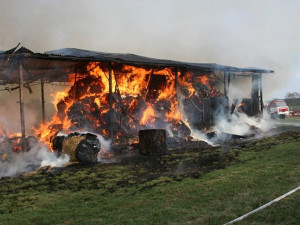 Na Žďársku hoří velkokapacitní seník, škoda je nejméně čtyřmilionová