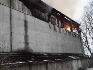 Hasiči ukončili zásah na Žďársku, kde od soboty hořel seník. Škoda je čtyři a půl milionu korun