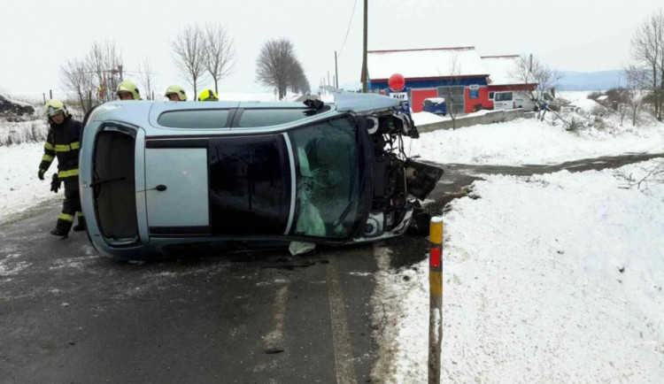 U Jeclova havarovalo auto, skončilo na boku. Zranili se dva lidé