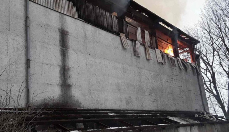 Hasiči ukončili zásah na Žďársku, kde od soboty hořel seník. Škoda je čtyři a půl milionu