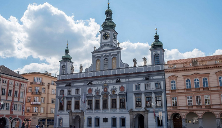 Českobudějovická radnice bude zářit zlatavou barvou. Pro nemocné děti