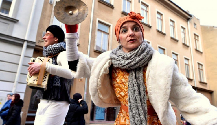 Klíče od města na odpoledne převzaly masky, Jihlavou prošel masopustní průvod